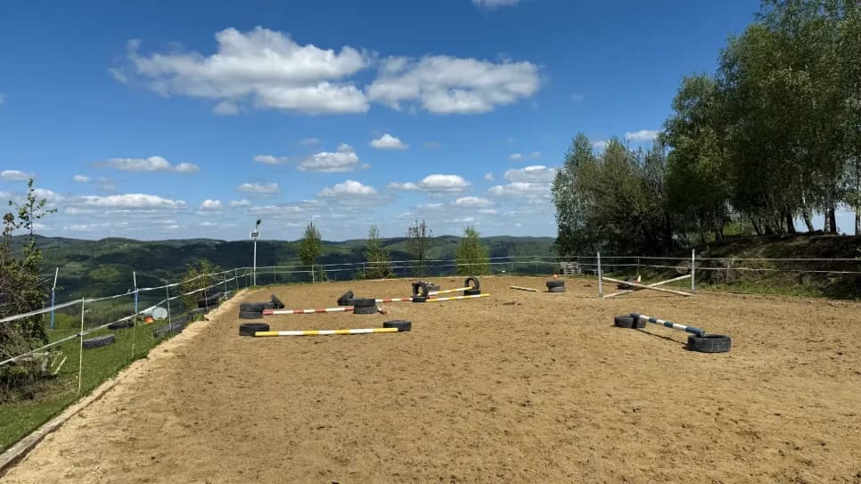 Widok na Beskid Wyspowy z terenów rancza